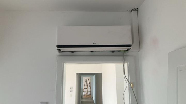 LG Innengerät auf der Verkleidung über der Tür montiert