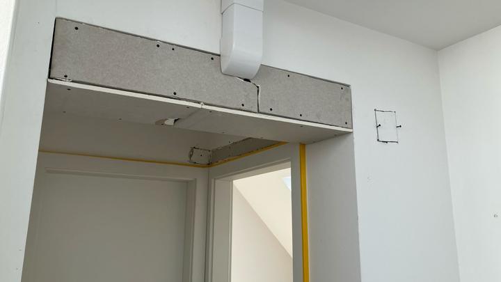 Trockenbau-Verkleidung über einer Tür mit Kabelkanal, noch ohne Innengerät