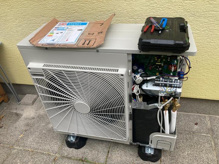 Geöffnetes LG Außengerät beim elektrischen Anschluss