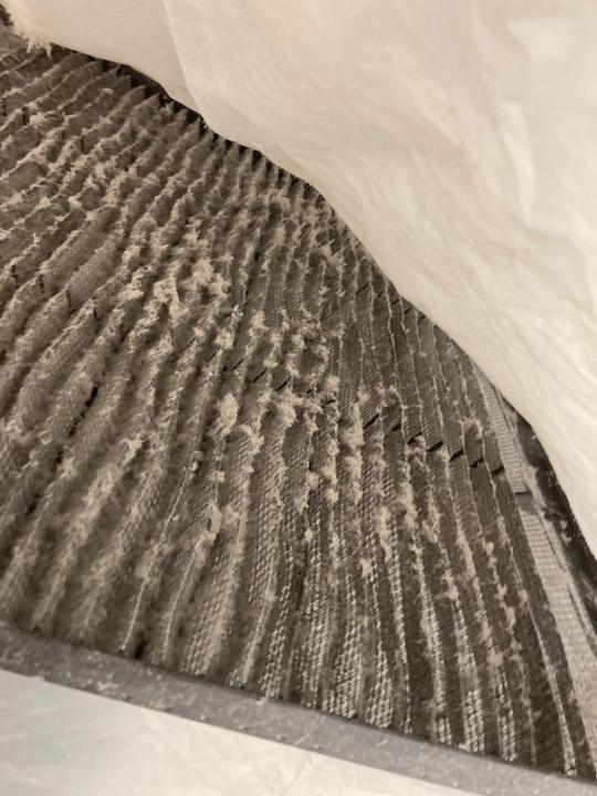 Faltenfilter voller Flusen und Staub