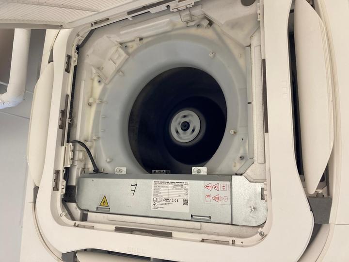 Geöffnetes Daikin Kassettengerät an der Decke, Ventilator sichtbar