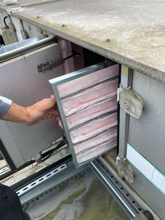 Neuer, sauberer Taschenfilter im Lüftungsgerät