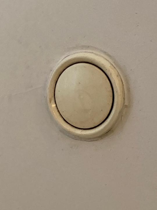 Gereinigtes Tellerventil wieder an der Decke eingesetzt